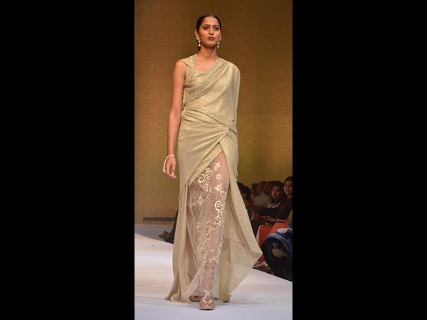 ర్యాంపుపై యువతి