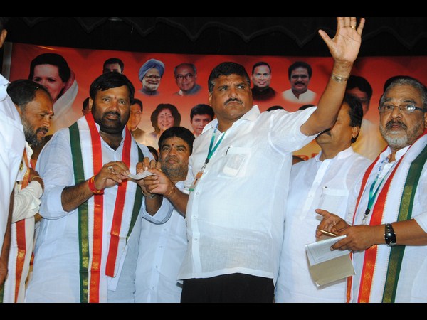 కూనకు ప్రాథమిక సభ్యత్వం ఇస్తున్న బొత్స