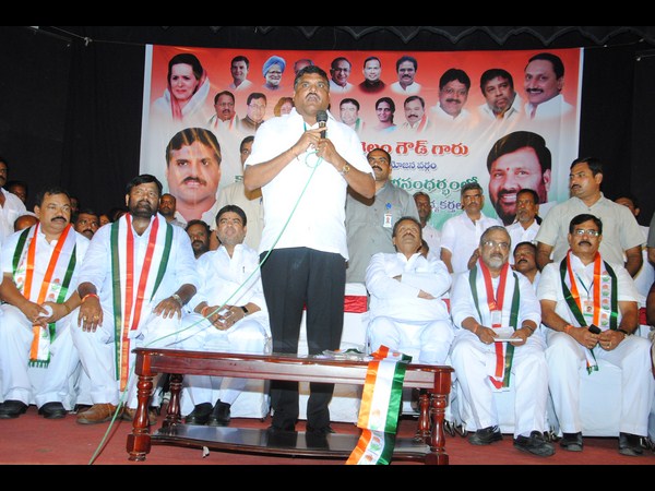 మాట్లాడుతున్న బొత్స