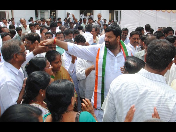 అభిమానులకు షేక్ హ్యాండ్