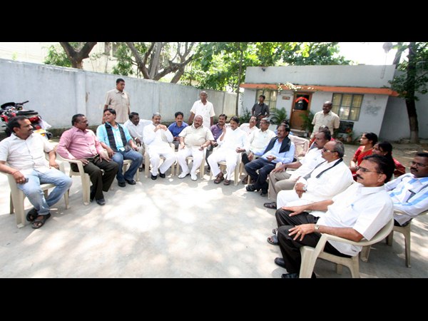 కూర్చున్న కేశవ్