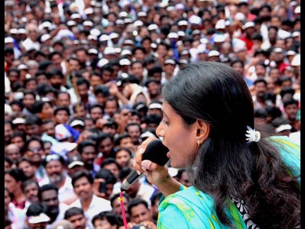 మాట్లాడుతున్న షర్మిల