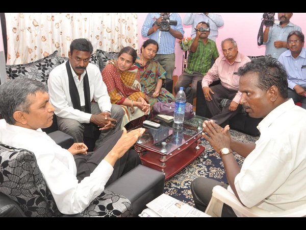 స్థానికులతో జెపి