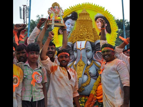 నిమజ్జనానికి వెళ్తూ..