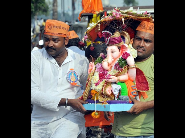 చేతుల్లో తీసుకెళ్తూ..