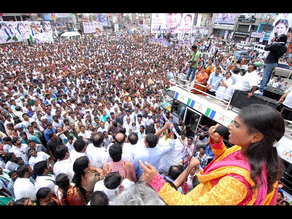 మాట్లాడుతున్న షర్మిల