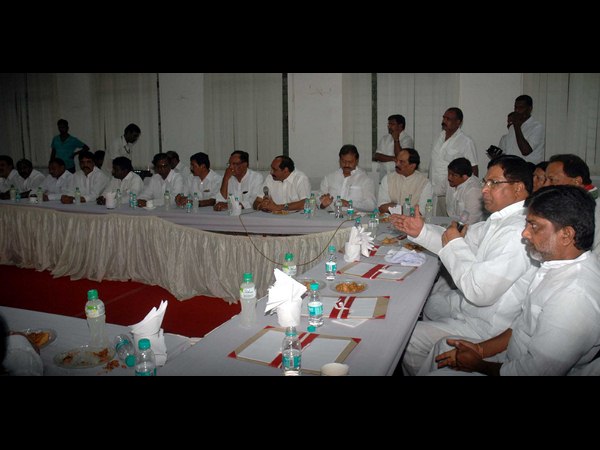 నేతల భేటీ