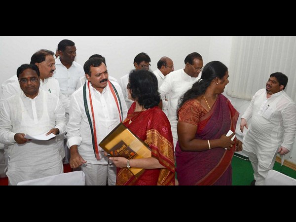 నేతల హడావుడి