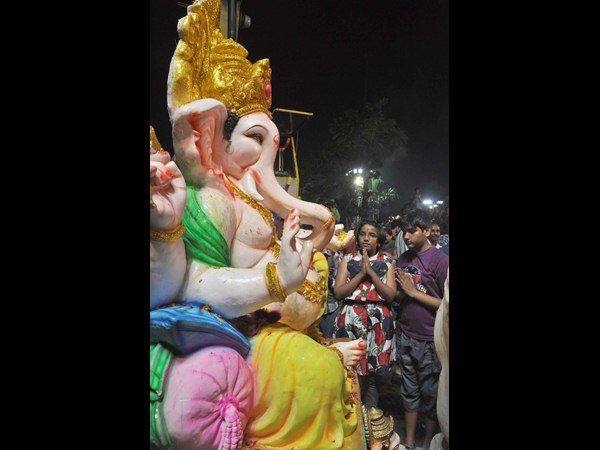 వినాయకుడిన తరలిస్తూ..