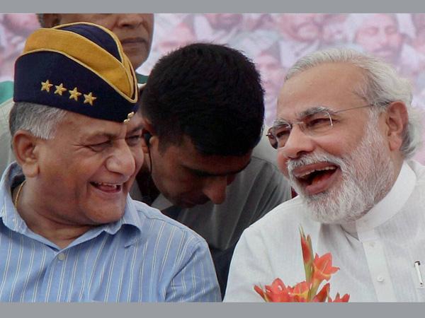 నవ్వులు కురిపిస్తూ నరేంద్ర మోడీ