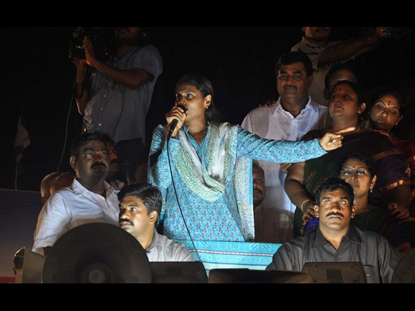 మాట్లాడుతున్న షర్మిల