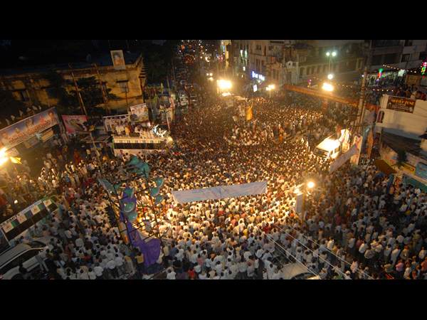 జన సందోహం మధ్య