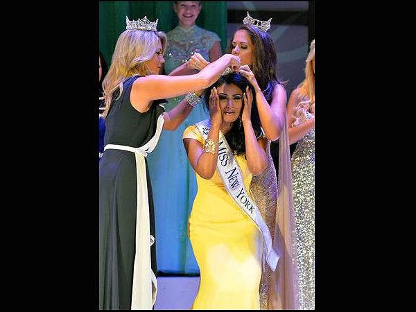 మిస్ అమెరికా కిరీటాన్ని ధరిస్తూ: 