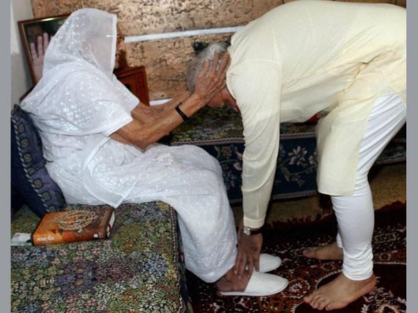 మాతృమూర్తి ఆశీస్సులు..