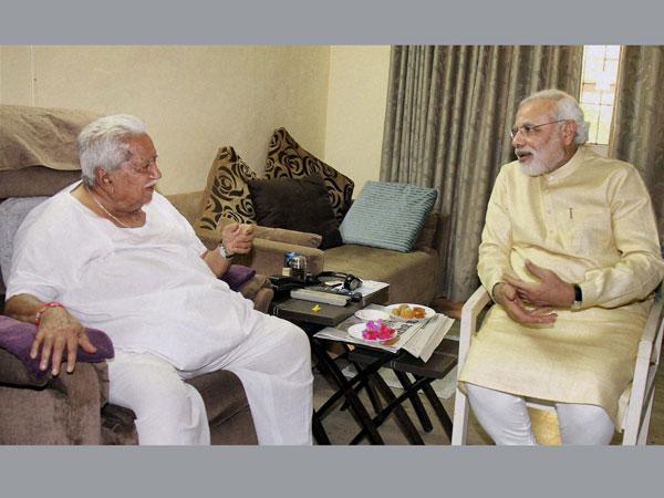 కేశూభాయ్ పటేల్‌తో నరేంద్ర మోడీ