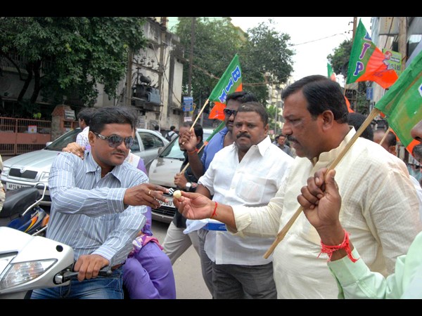 ఫ్యాన్స్ సందడి