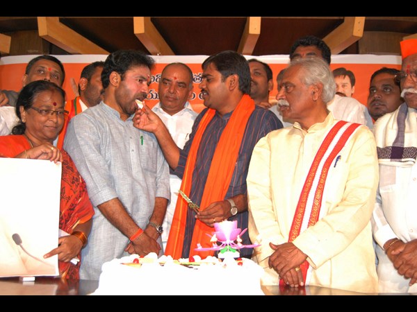 కిషన్ రెడ్డికి కేక్ తినిపిస్తున్న దత్తాత్రేయ