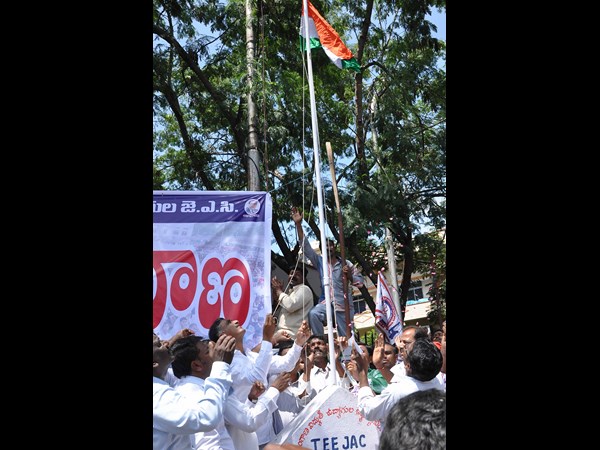 జాతీయ పతాకను ఆవిష్కరించిన హరీష్