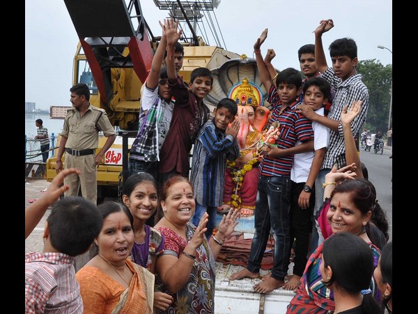 నిమజ్జనం కోసం తరలింపు