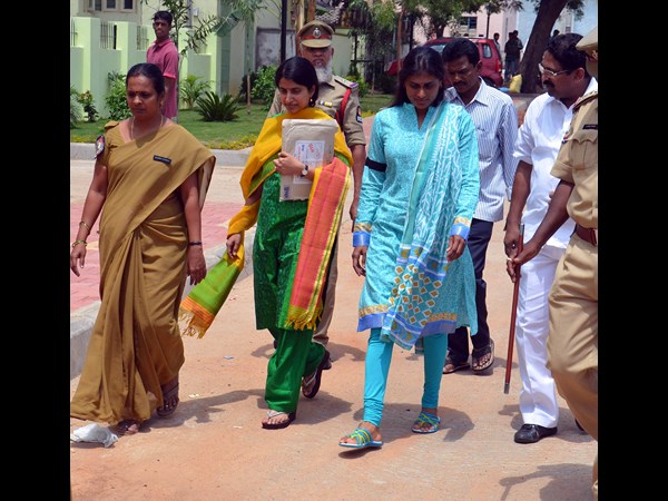 జగన్ సోదరి, సతీమణి