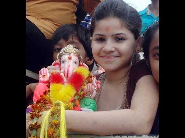 వినాయకుడితో చిన్నారు చిరునవ్వు