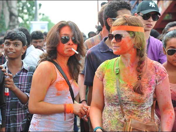 విదేశీ యువతులు