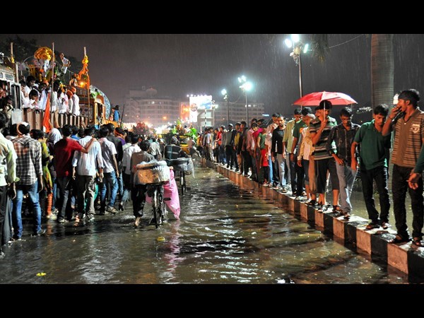 వర్షంలో తడుస్తూనే