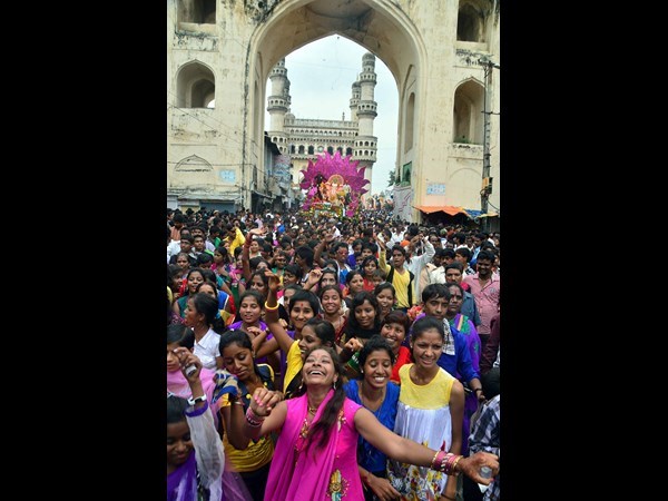 చార్మినార్ నీడలో యువతలు తీన్‌మార్!