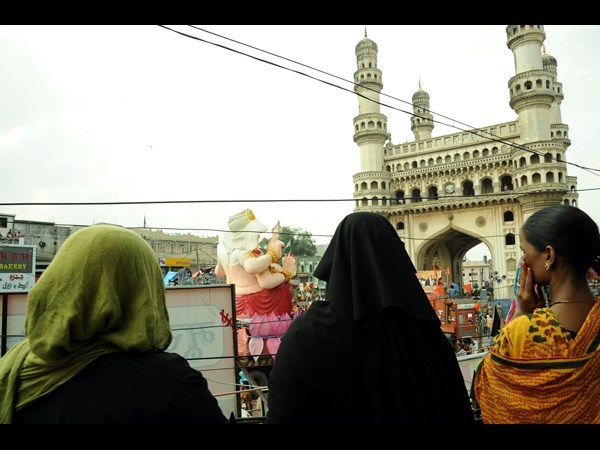 ఆసక్తిగా వీక్షిస్తున్న మహిళలు