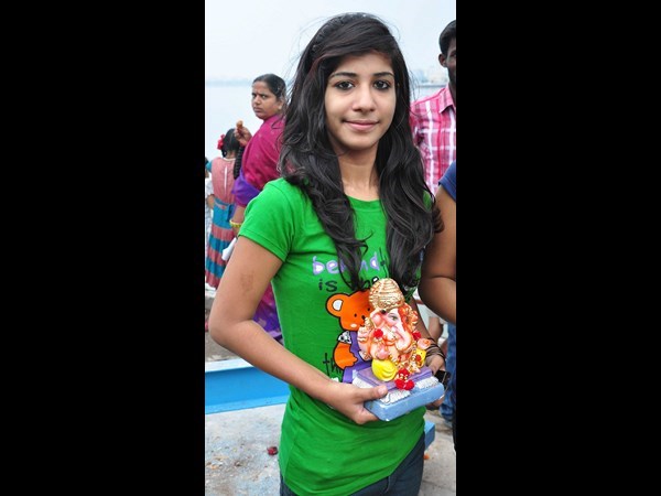 గణేషుడితో యువతి