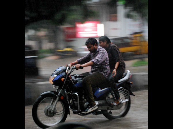 వర్షంలో దూసుకెళ్తున్నారు