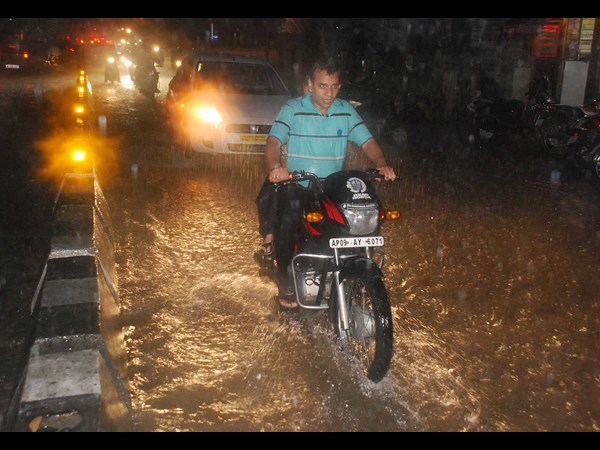 వర్షం కురుస్తున్నా