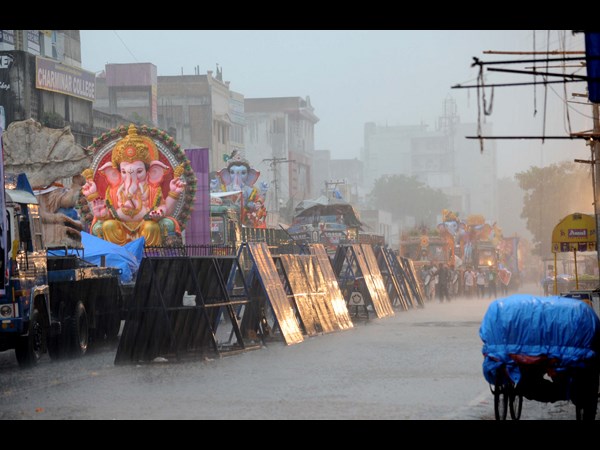 వర్షంలో గణనాథులు