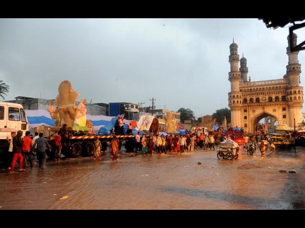 వర్షంలో గణనాథుల క్యూ!