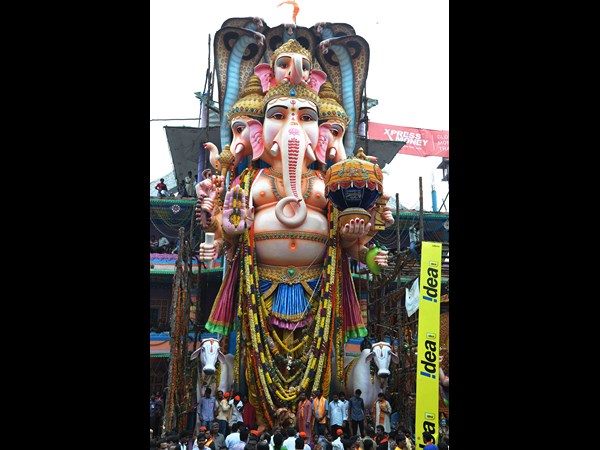 తరలుతున్న గణనాథుడు