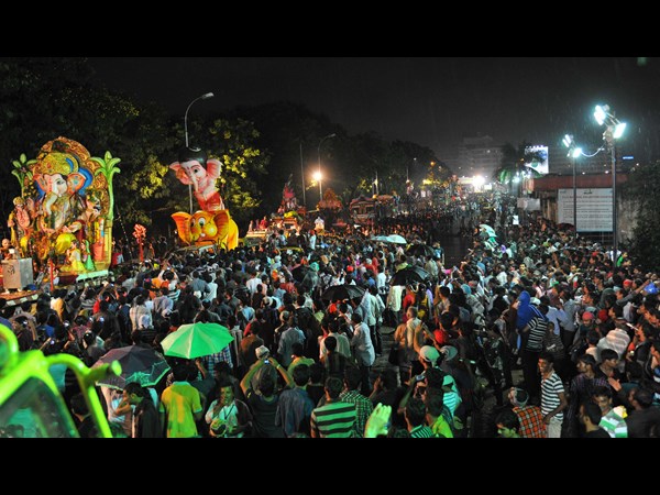 సాగర తీరానికి చేరుకుంటున్న గణేషులు సాగర తీరానికి చేరుకుంటున్న గణేషులు