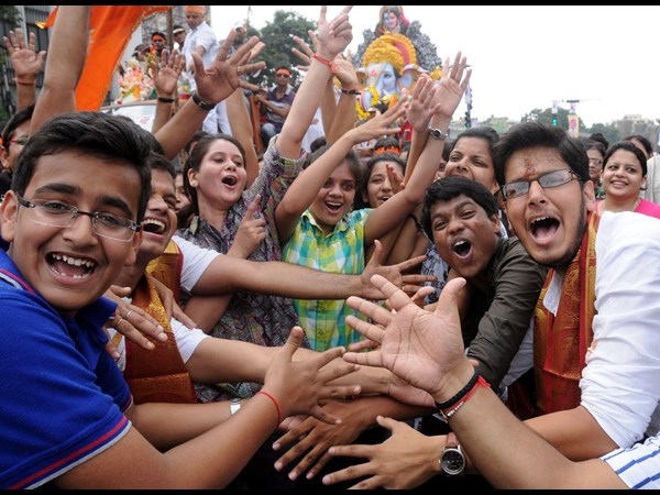 చేతిలో చేతిలో