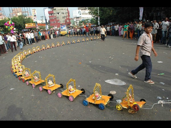 చిన్ని గణేషుల క్యూ చిన్ని గణేషుల క్యూ