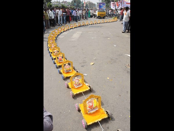 ఆకట్టుకున్న వరుస గణనాథులు ఆకట్టుకున్న వరుస గణనాథులు