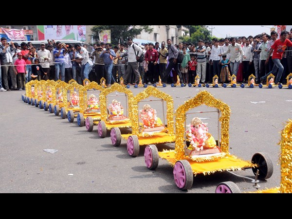 గణనాథుల క్యూ గణనాథుల క్యూ