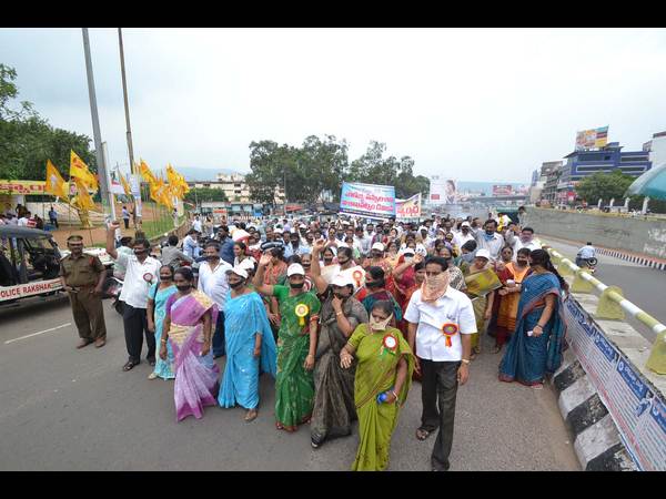 వాణిజ్య పన్నుల శాఖ ఉద్యోగులు..