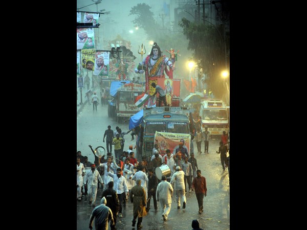 శివుడి చేతిలో శివుడి చేతిలో