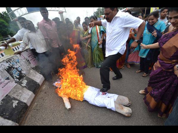 దిష్టిబొమ్మ దగ్ధం 