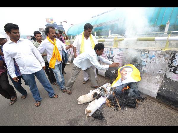 రాహుల్ గాంధీ చిత్రపటం దగ్ధం