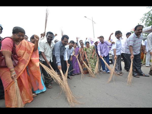 రోడ్లు ఊడ్చిన టీచర్లు