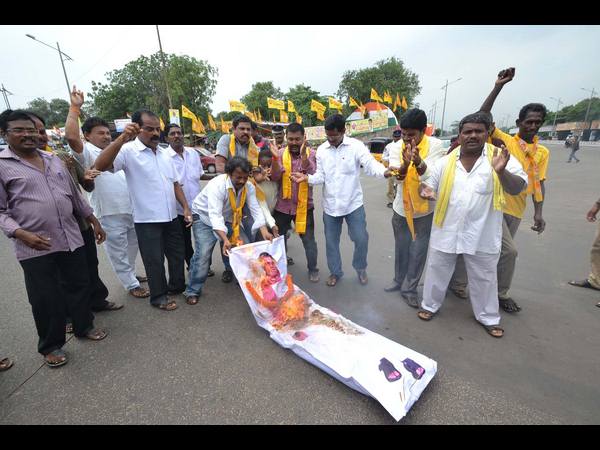 తెరాస దిష్టిబొమ్మ దగ్ధం