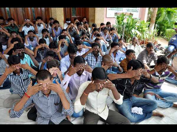 కళ్లు మూసుకుని..