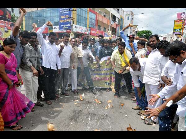 కొబ్బరి కాయలు కొడుతూ..