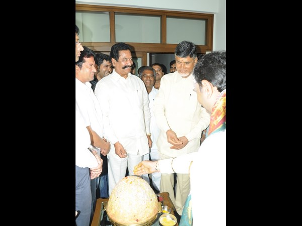 బాబుకు లడ్డూ