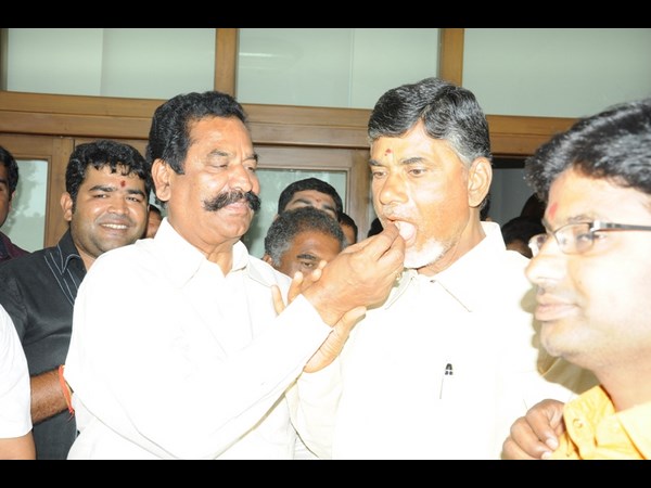 బాబు ప్రసాదం స్వీకరణ